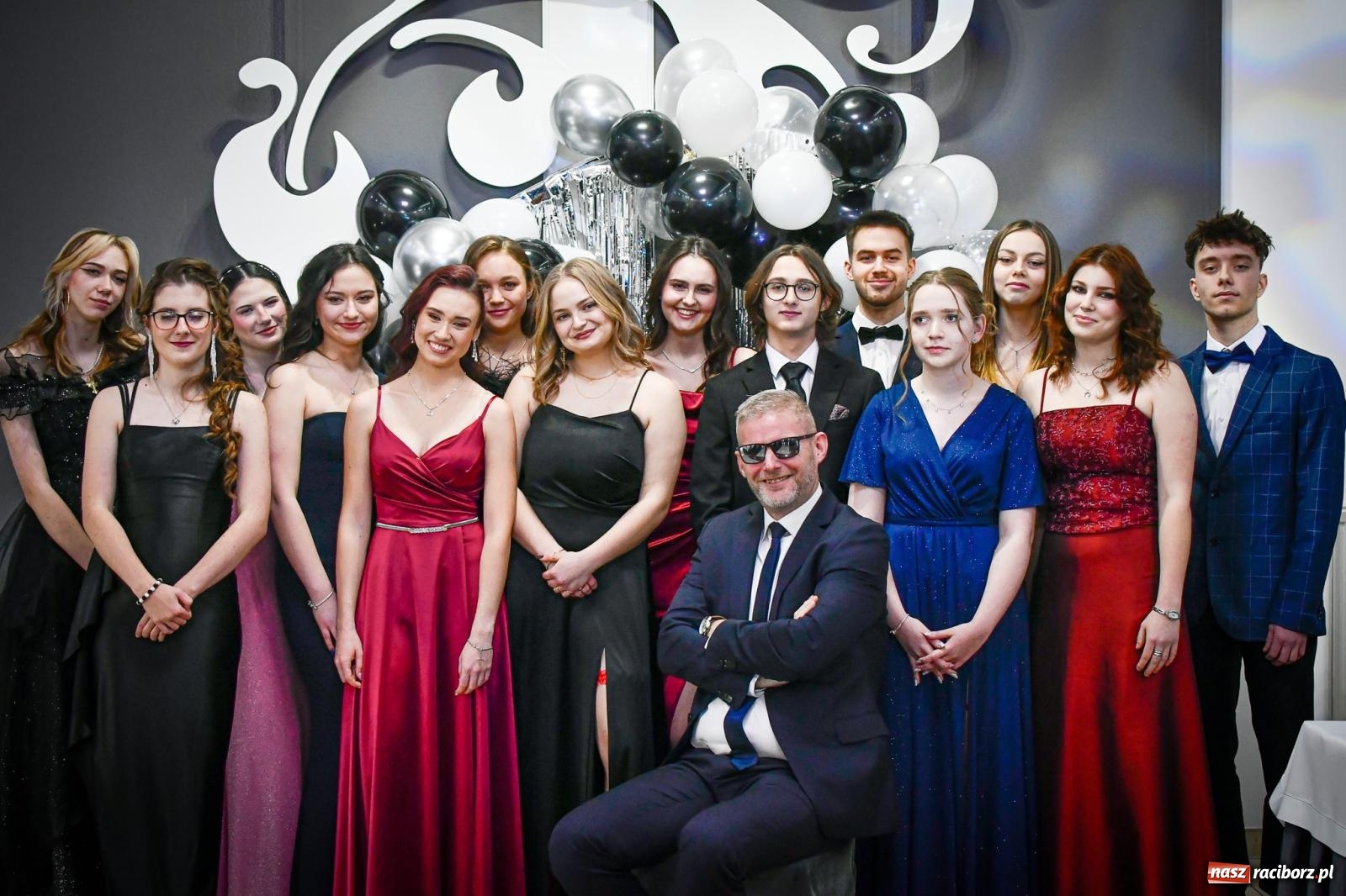 Zdjęcie w galerii na portalu naszraciborz.pl: Maturzyści z Diecezjalnego LO bawią się na studniówce w Tworkowie wiadomości z regionu