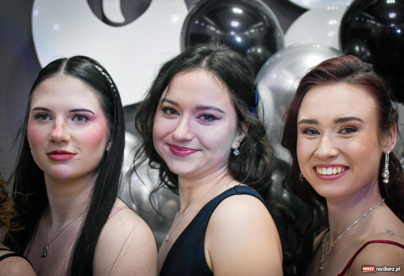 Zdjęcie w galerii na portalu naszraciborz.pl: Maturzyści z Diecezjalnego LO bawią się na studniówce w Tworkowie wiadomości z regionu