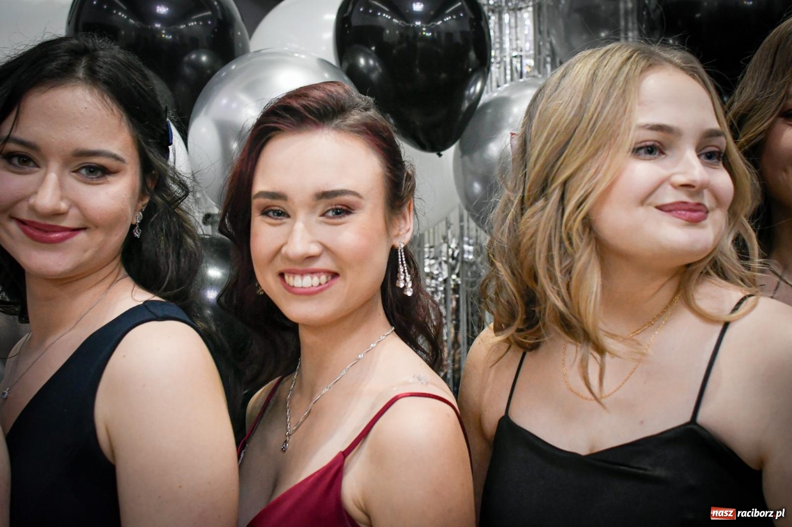 Zdjęcie w galerii na portalu naszraciborz.pl: Maturzyści z Diecezjalnego LO bawią się na studniówce w Tworkowie wiadomości z regionu