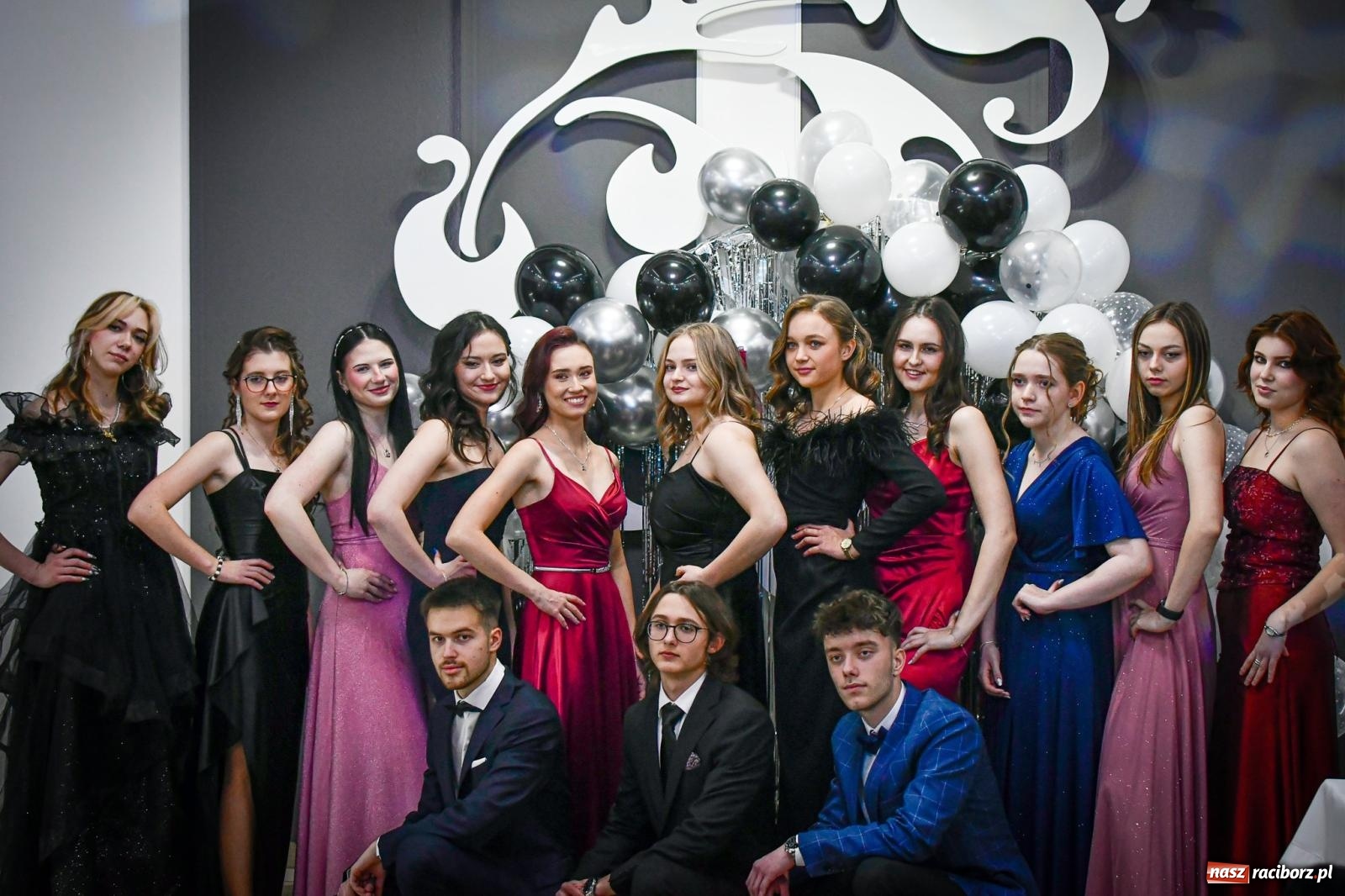 Zdjęcie w galerii na portalu naszraciborz.pl: Maturzyści z Diecezjalnego LO bawią się na studniówce w Tworkowie wiadomości z regionu