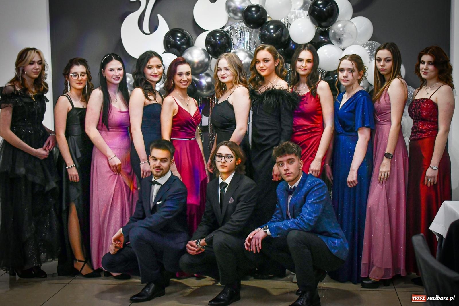 Zdjęcie w galerii na portalu naszraciborz.pl: Maturzyści z Diecezjalnego LO bawią się na studniówce w Tworkowie wiadomości z regionu