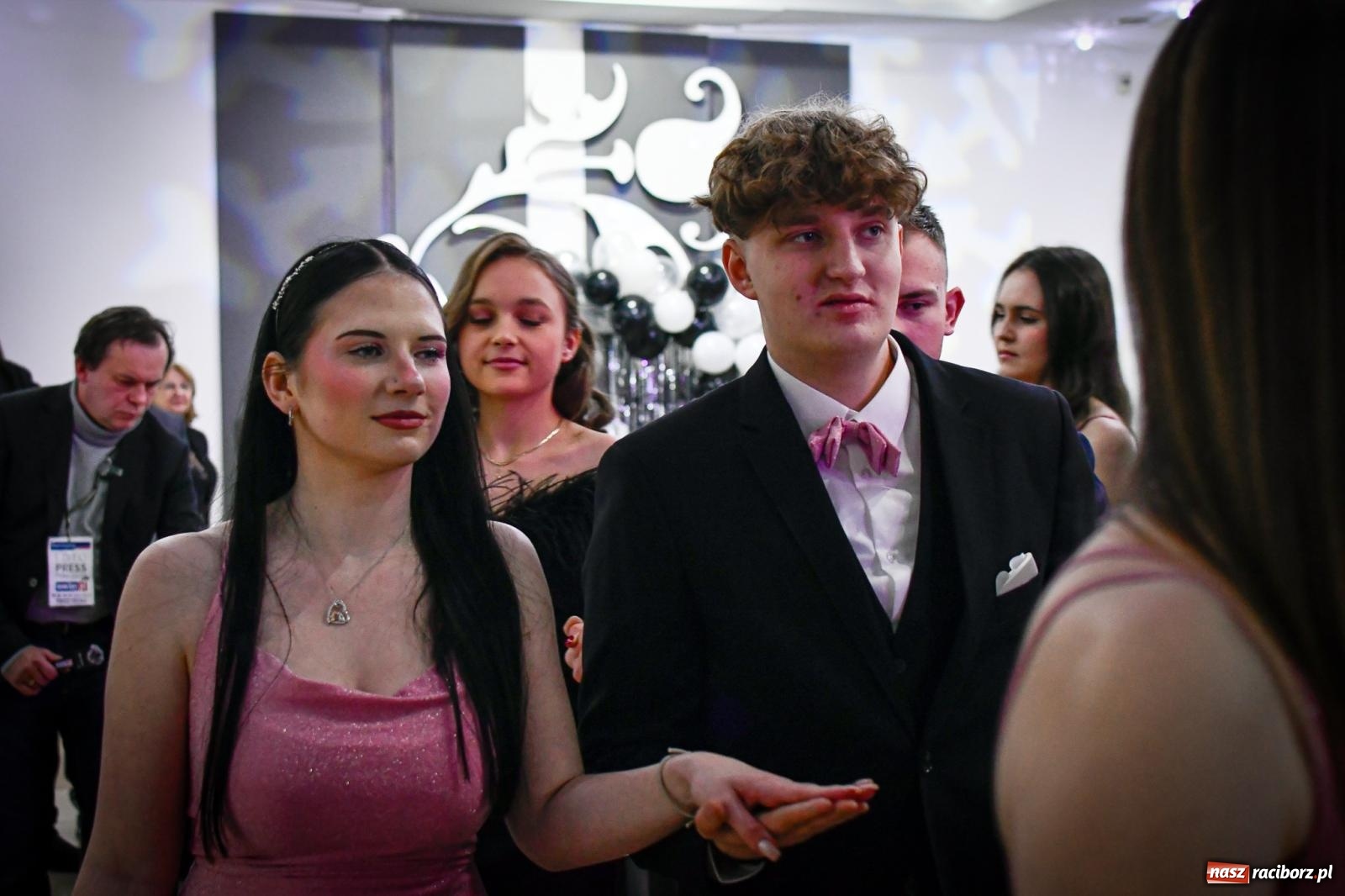 Zdjęcie w galerii na portalu naszraciborz.pl: Maturzyści z Diecezjalnego LO bawią się na studniówce w Tworkowie wiadomości z regionu