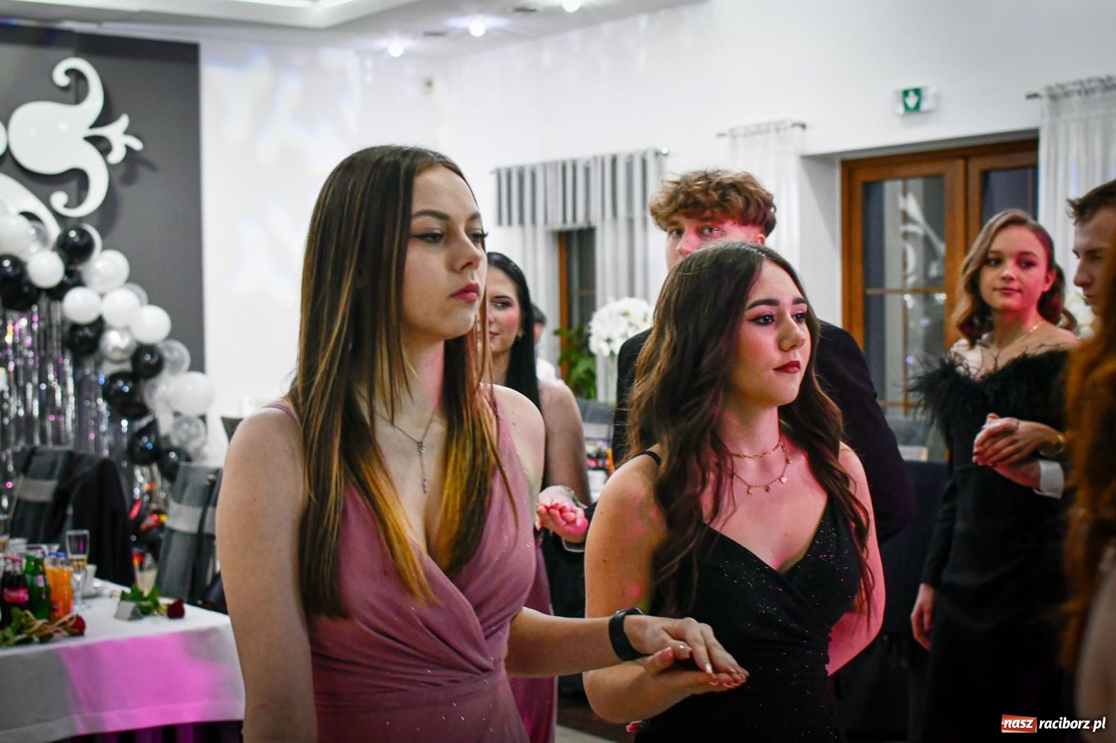 Zdjęcie w galerii na portalu naszraciborz.pl: Maturzyści z Diecezjalnego LO bawią się na studniówce w Tworkowie wiadomości z regionu