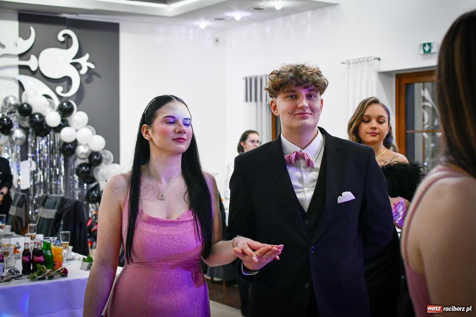 Zdjęcie w galerii na portalu naszraciborz.pl: Maturzyści z Diecezjalnego LO bawią się na studniówce w Tworkowie wiadomości z regionu