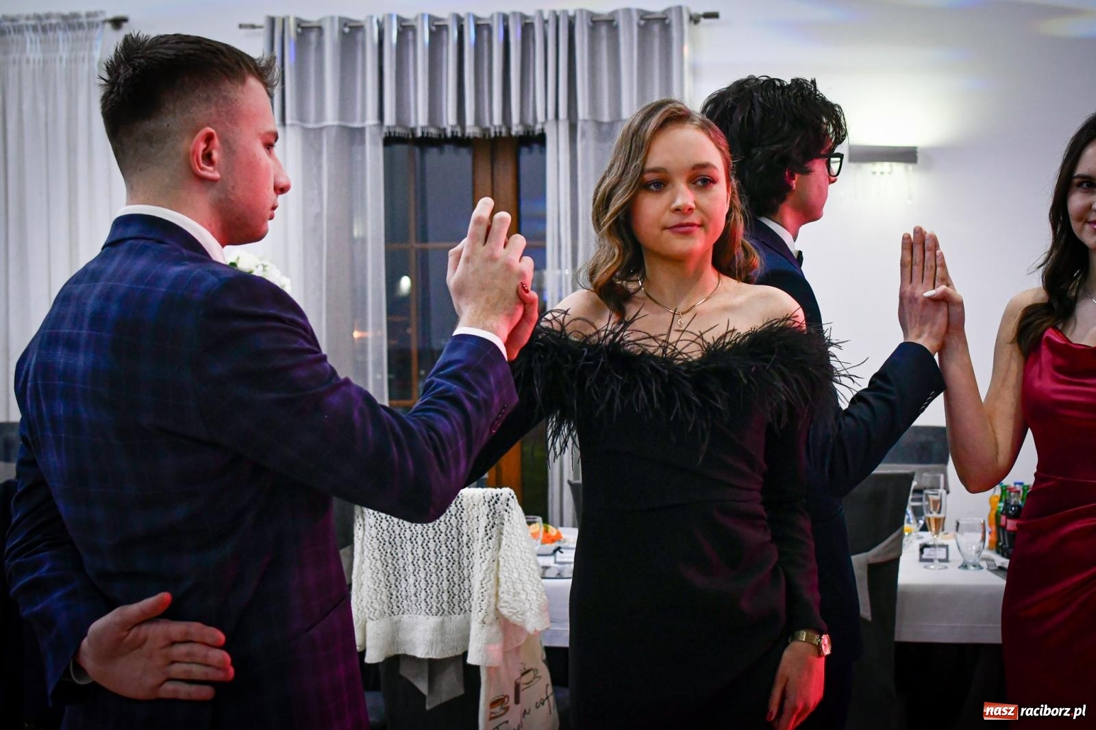 Zdjęcie w galerii na portalu naszraciborz.pl: Maturzyści z Diecezjalnego LO bawią się na studniówce w Tworkowie wiadomości z regionu