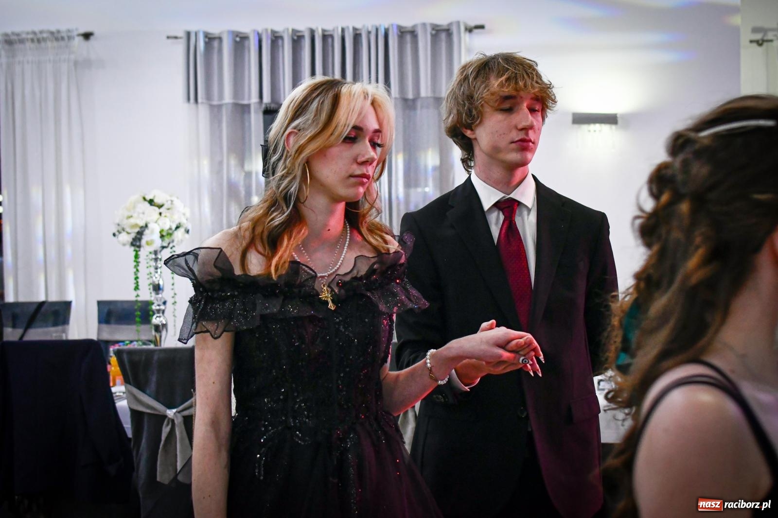 Zdjęcie w galerii na portalu naszraciborz.pl: Maturzyści z Diecezjalnego LO bawią się na studniówce w Tworkowie wiadomości z regionu