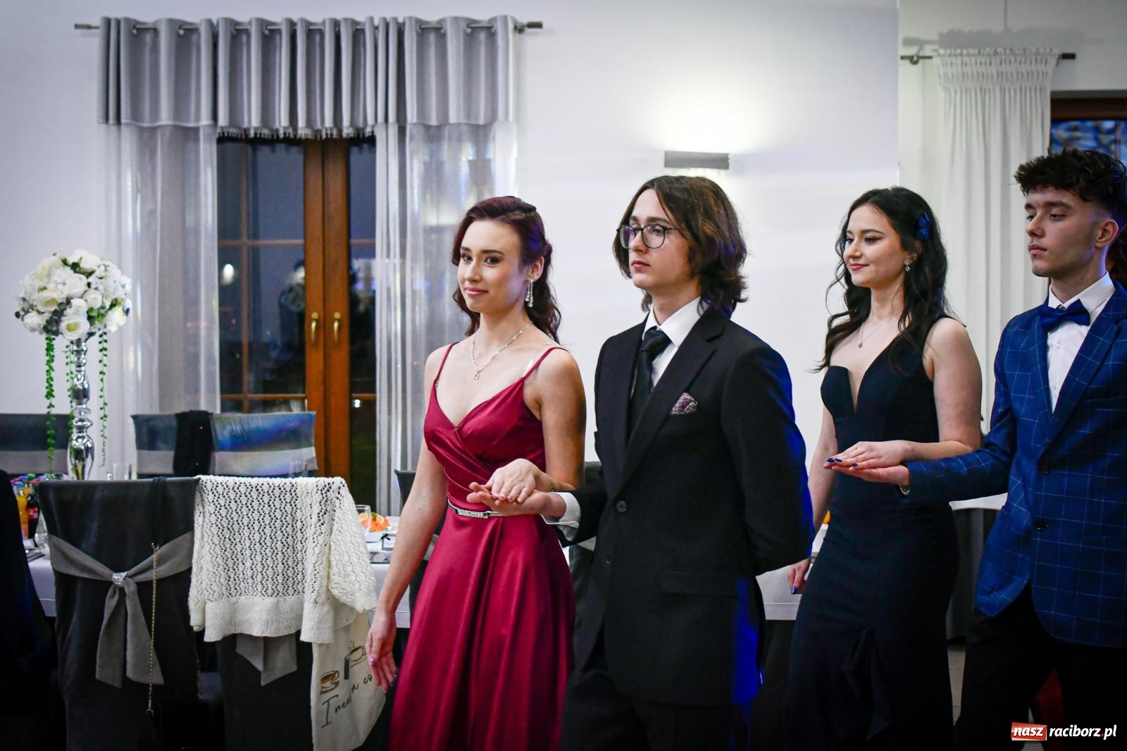 Zdjęcie w galerii na portalu naszraciborz.pl: Maturzyści z Diecezjalnego LO bawią się na studniówce w Tworkowie wiadomości z regionu