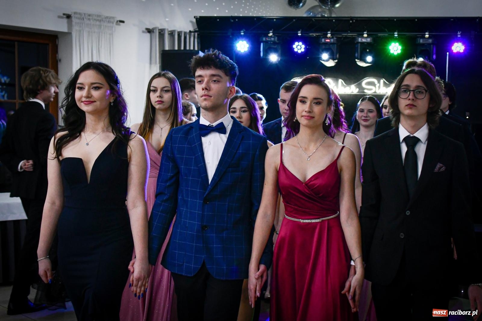 Zdjęcie w galerii na portalu naszraciborz.pl: Maturzyści z Diecezjalnego LO bawią się na studniówce w Tworkowie wiadomości z regionu