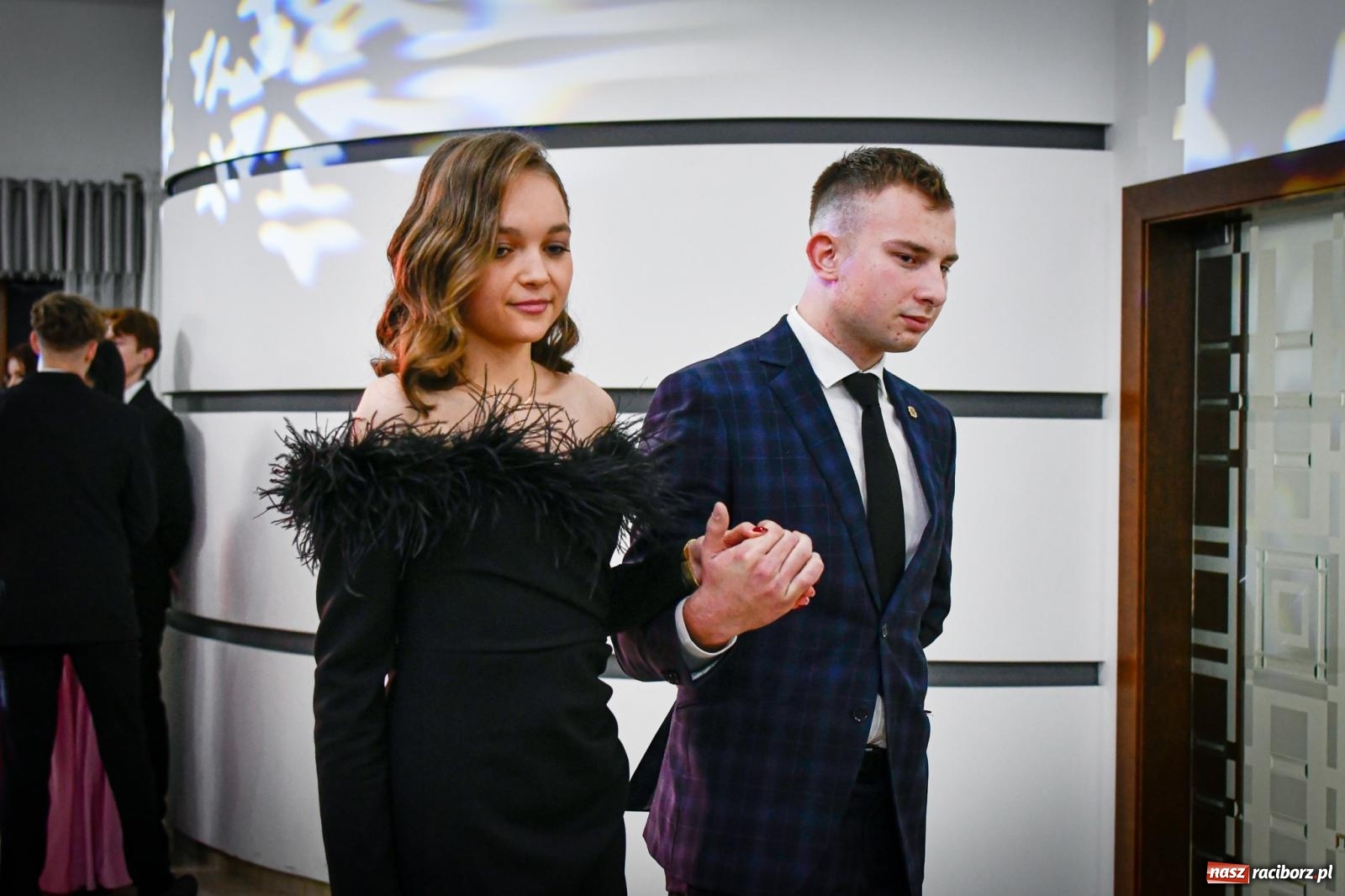 Zdjęcie w galerii na portalu naszraciborz.pl: Maturzyści z Diecezjalnego LO bawią się na studniówce w Tworkowie wiadomości z regionu