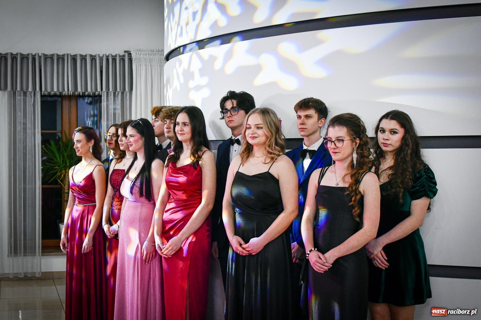 Zdjęcie w galerii na portalu naszraciborz.pl: Maturzyści z Diecezjalnego LO bawią się na studniówce w Tworkowie wiadomości z regionu