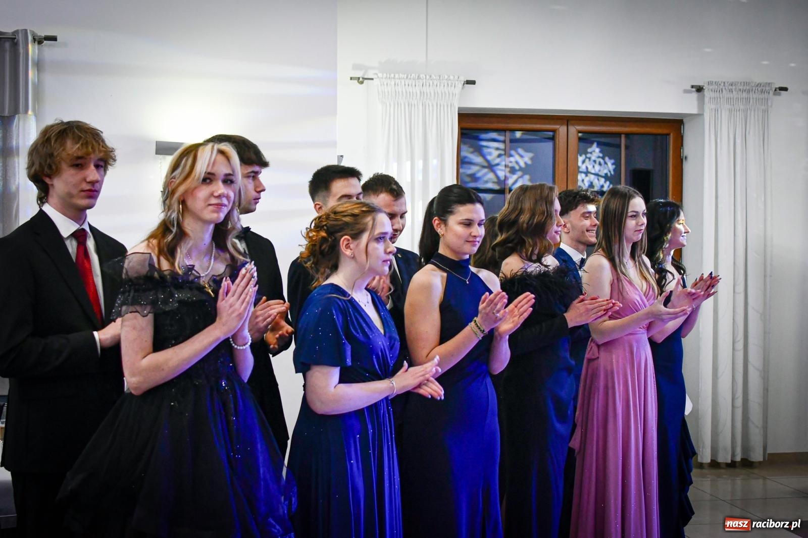 Zdjęcie w galerii na portalu naszraciborz.pl: Maturzyści z Diecezjalnego LO bawią się na studniówce w Tworkowie wiadomości z regionu