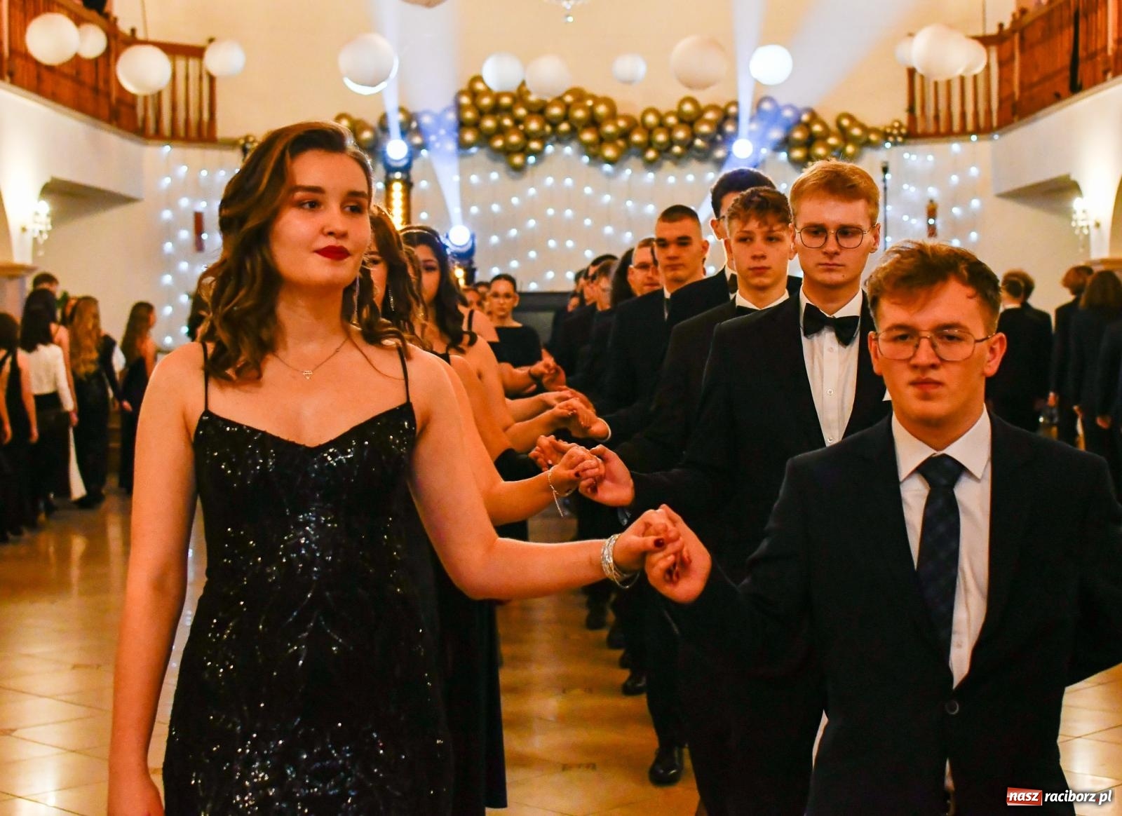 Zdjęcie w galerii na portalu naszraciborz.pl: Studniówka II LO im. Adama Mickiewicza w Raciborzu: blisko 300 osób bawi się w Rogowie wiadomości z regionu