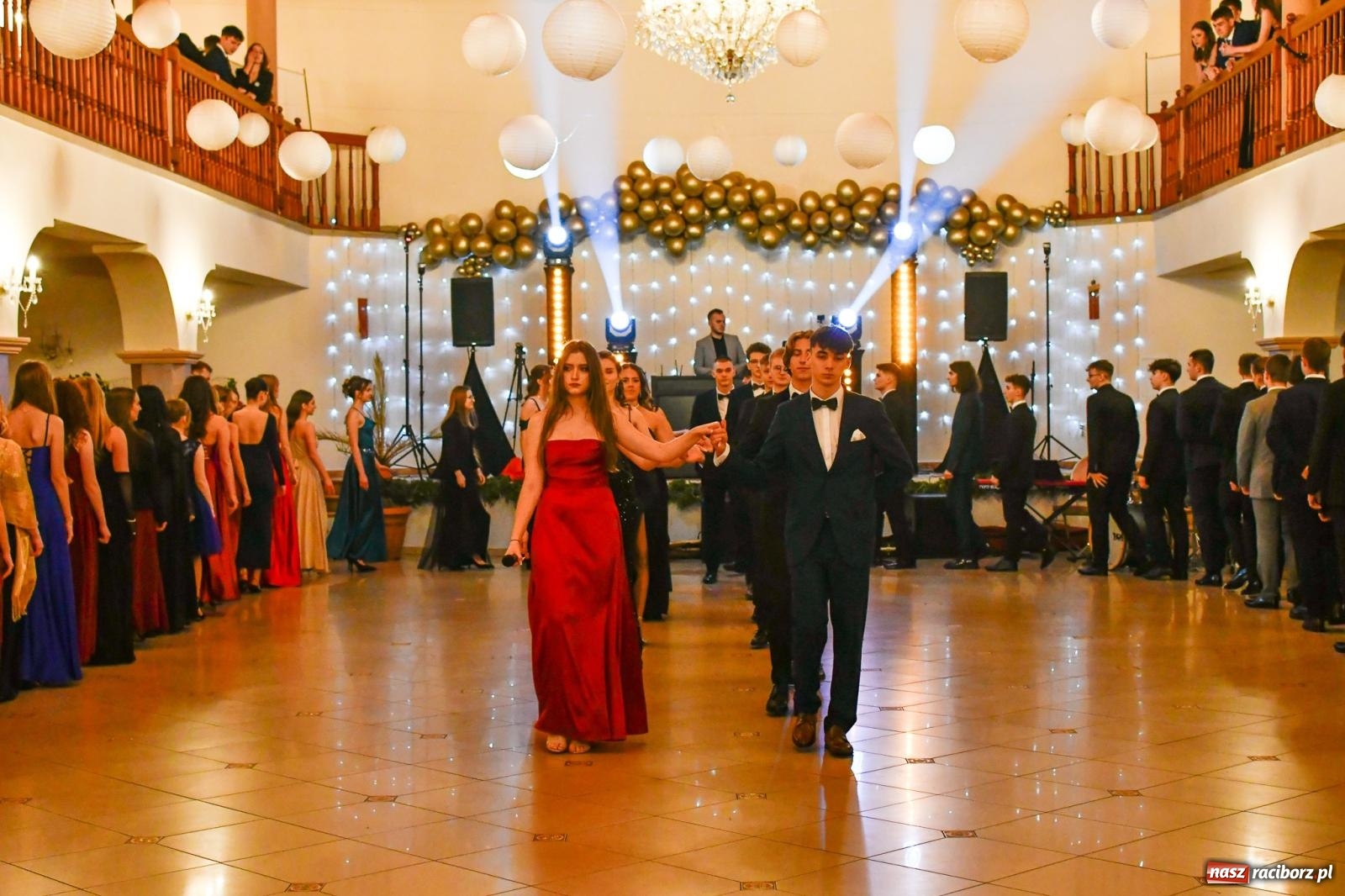 Zdjęcie w galerii na portalu naszraciborz.pl: Studniówka II LO im. Adama Mickiewicza w Raciborzu: blisko 300 osób bawi się w Rogowie wiadomości z regionu