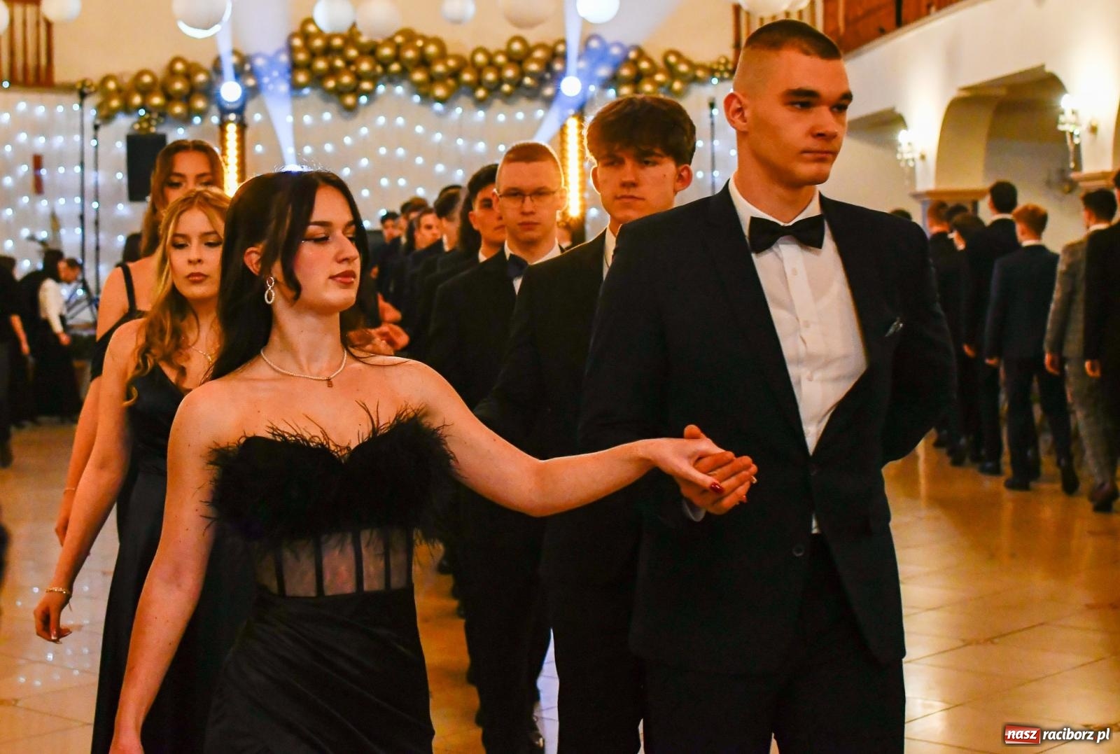 Zdjęcie w galerii na portalu naszraciborz.pl: Studniówka II LO im. Adama Mickiewicza w Raciborzu: blisko 300 osób bawi się w Rogowie wiadomości z regionu