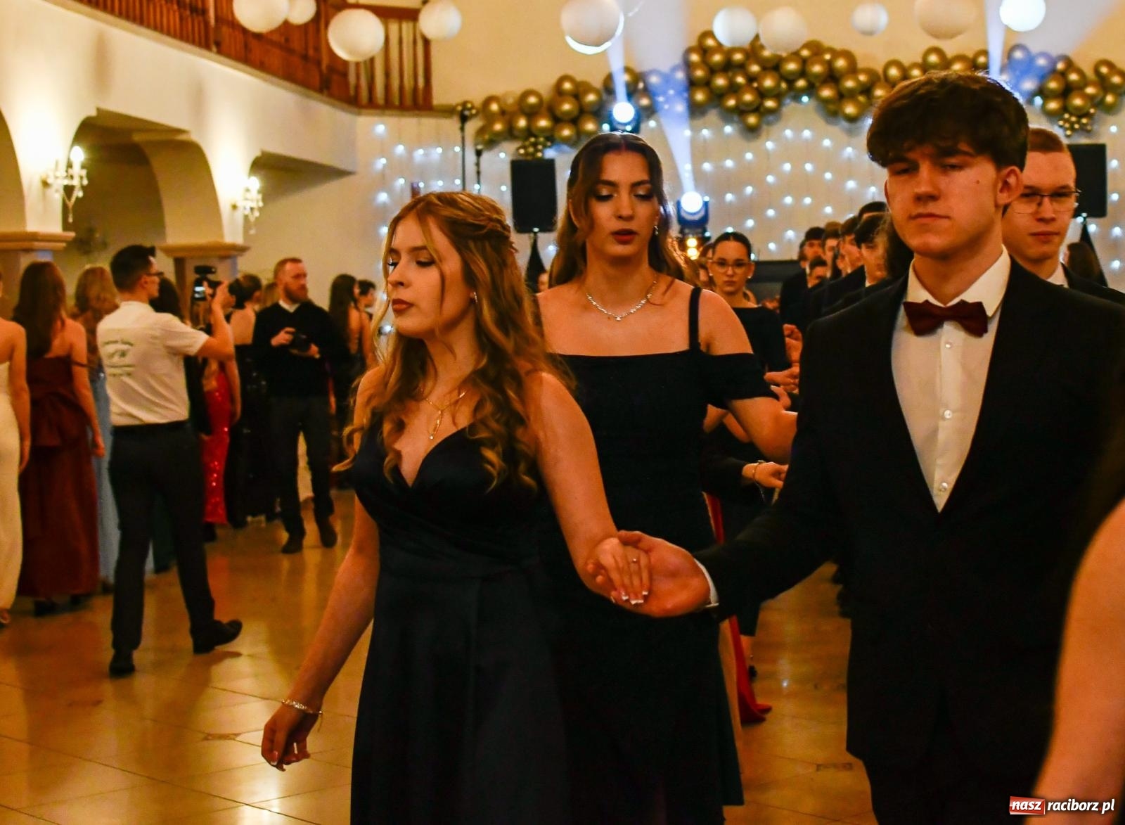 Zdjęcie w galerii na portalu naszraciborz.pl: Studniówka II LO im. Adama Mickiewicza w Raciborzu: blisko 300 osób bawi się w Rogowie wiadomości z regionu