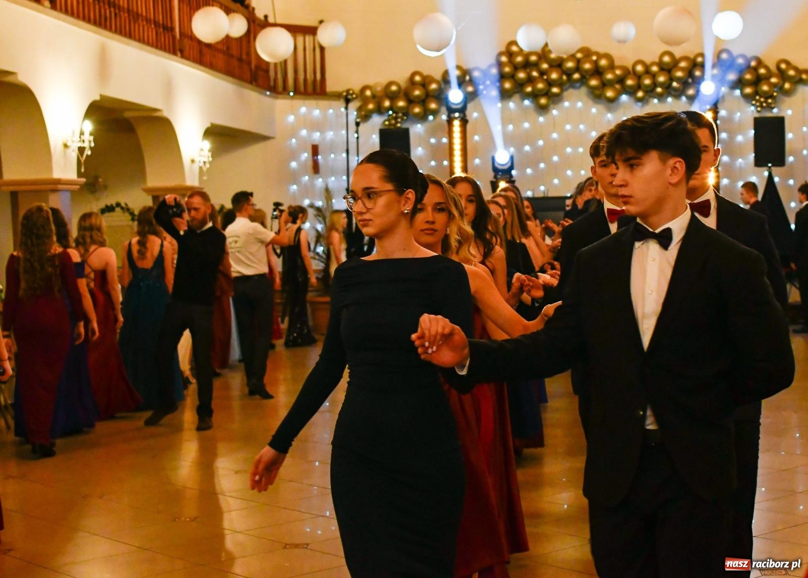 Zdjęcie w galerii na portalu naszraciborz.pl: Studniówka II LO im. Adama Mickiewicza w Raciborzu: blisko 300 osób bawi się w Rogowie wiadomości z regionu