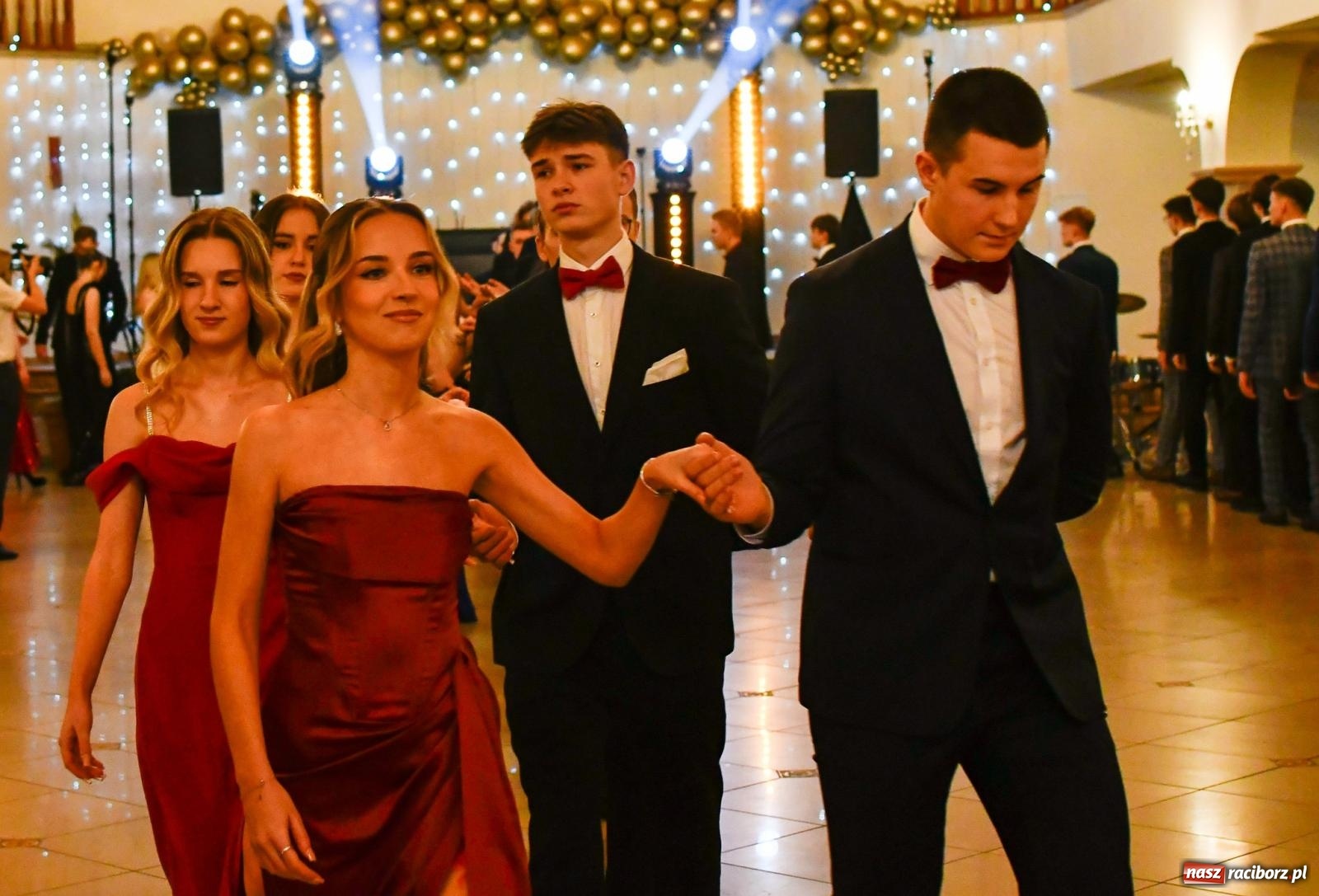 Zdjęcie w galerii na portalu naszraciborz.pl: Studniówka II LO im. Adama Mickiewicza w Raciborzu: blisko 300 osób bawi się w Rogowie wiadomości z regionu