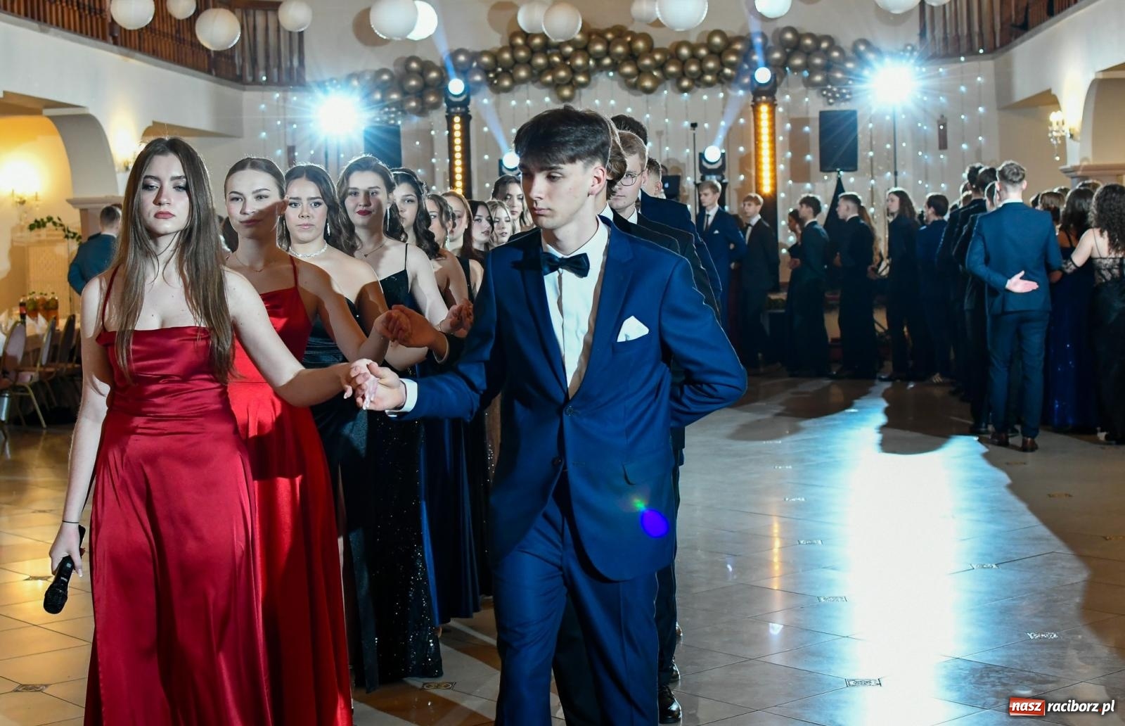 Zdjęcie w galerii na portalu naszraciborz.pl: Studniówka II LO im. Adama Mickiewicza w Raciborzu: blisko 300 osób bawi się w Rogowie wiadomości z regionu