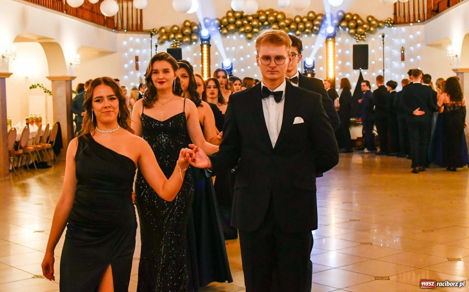 Zdjęcie w galerii na portalu naszraciborz.pl: Studniówka II LO im. Adama Mickiewicza w Raciborzu: blisko 300 osób bawi się w Rogowie wiadomości z regionu