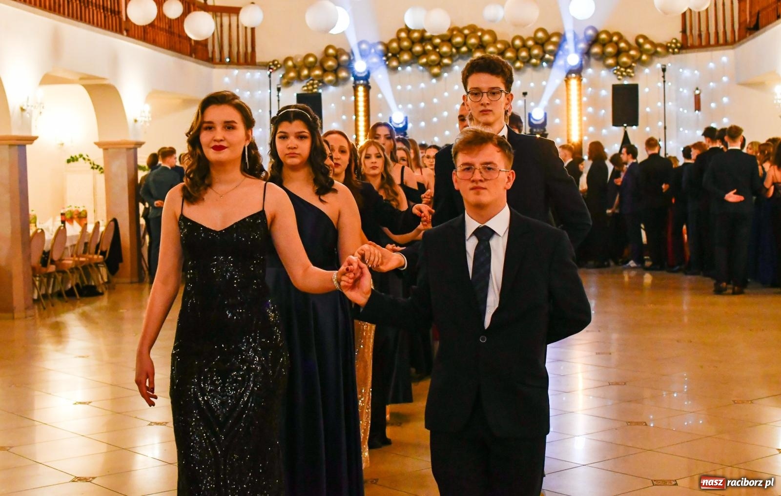 Zdjęcie w galerii na portalu naszraciborz.pl: Studniówka II LO im. Adama Mickiewicza w Raciborzu: blisko 300 osób bawi się w Rogowie wiadomości z regionu