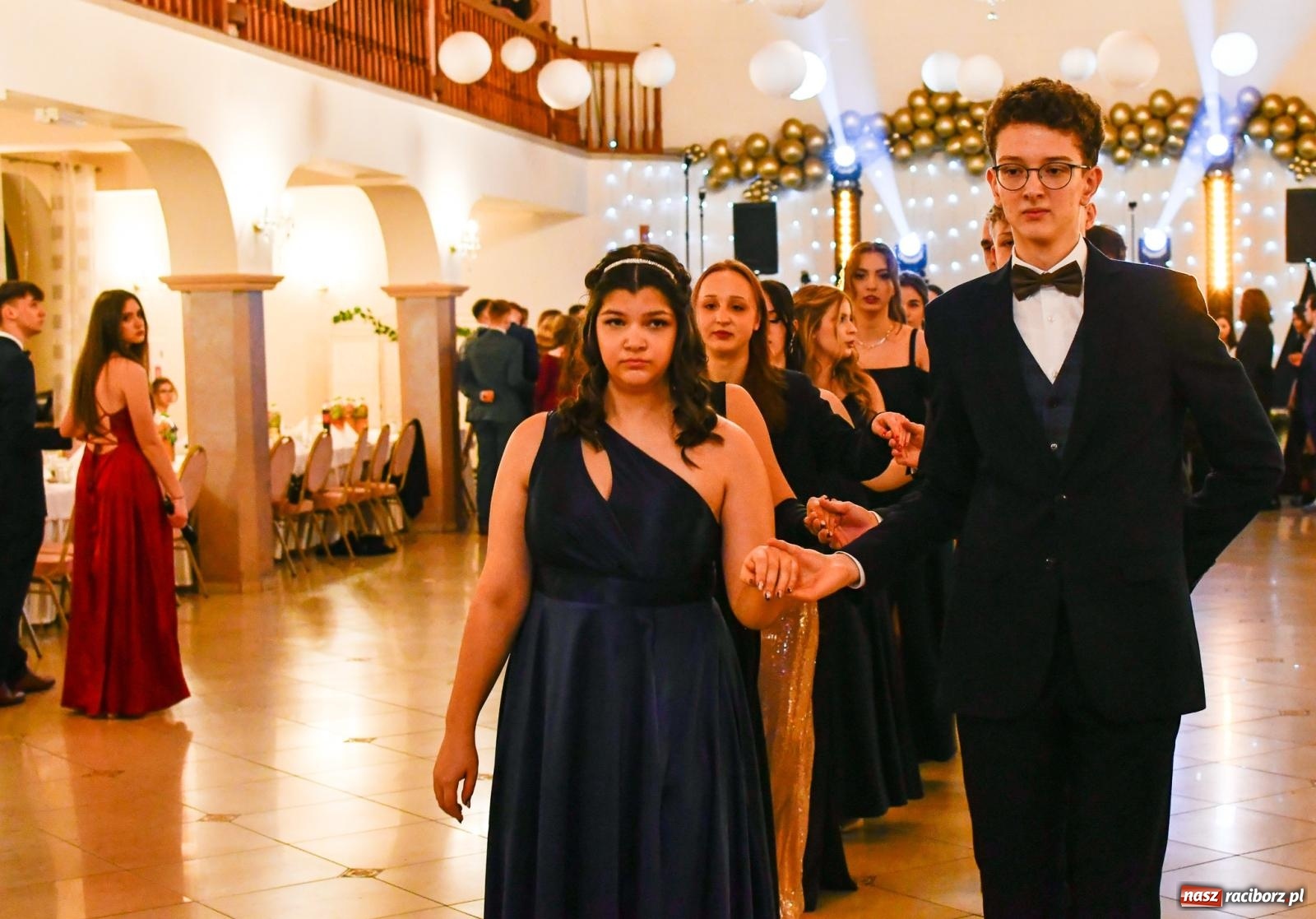 Zdjęcie w galerii na portalu naszraciborz.pl: Studniówka II LO im. Adama Mickiewicza w Raciborzu: blisko 300 osób bawi się w Rogowie wiadomości z regionu