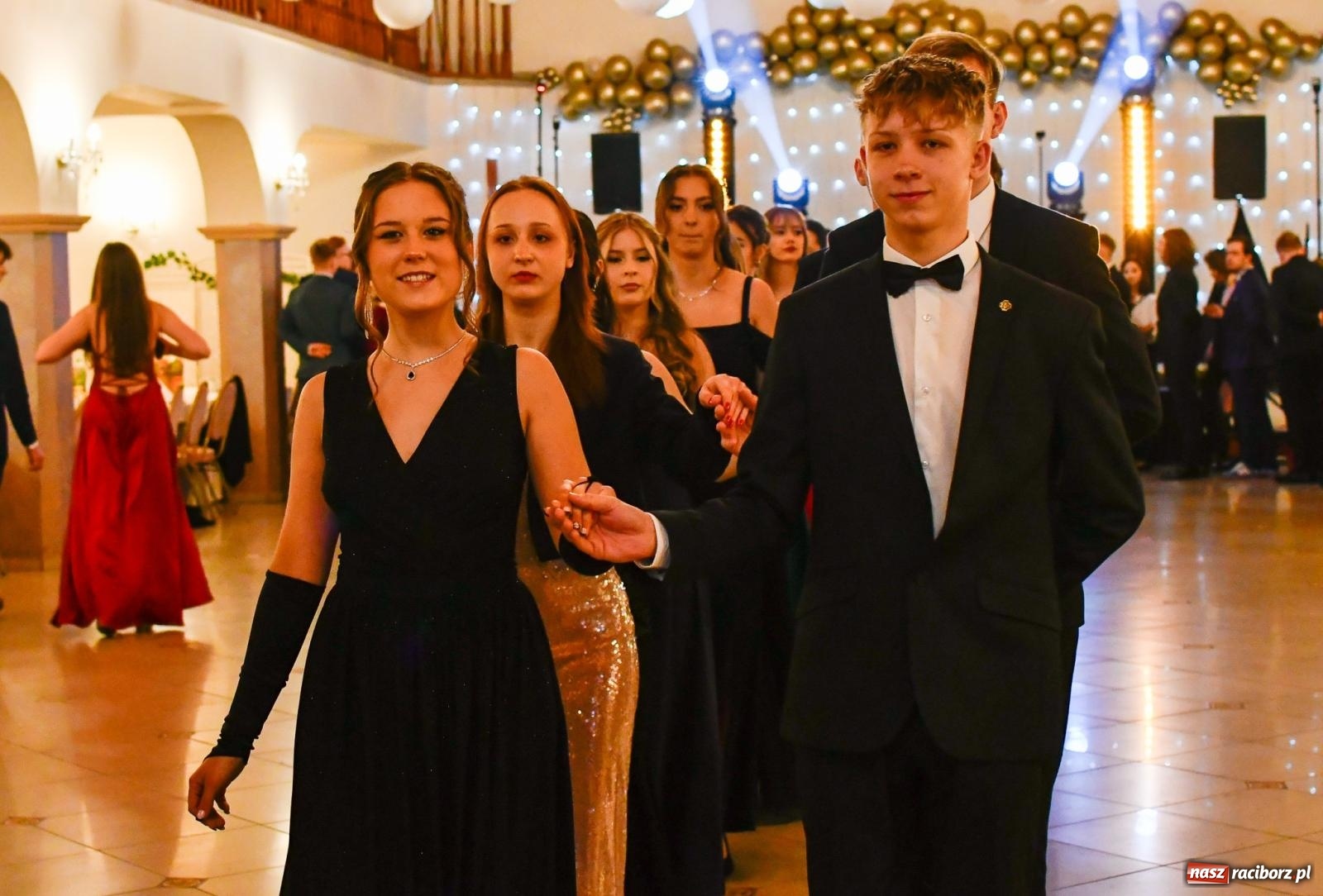 Zdjęcie w galerii na portalu naszraciborz.pl: Studniówka II LO im. Adama Mickiewicza w Raciborzu: blisko 300 osób bawi się w Rogowie wiadomości z regionu