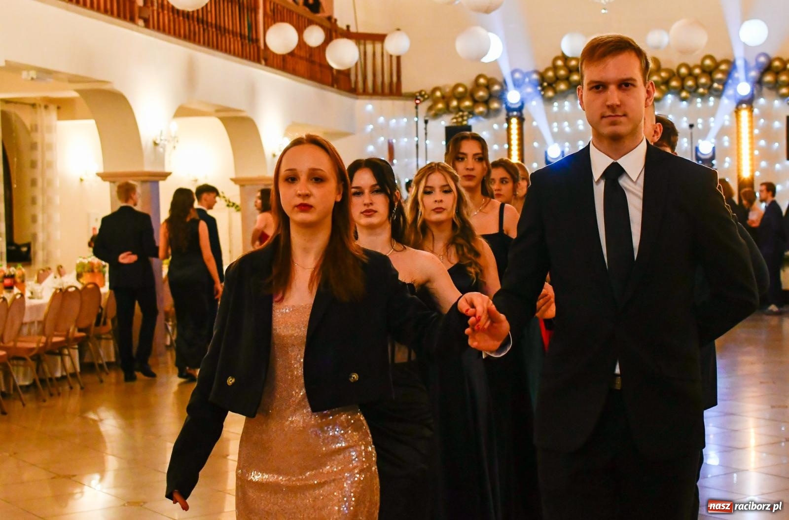 Zdjęcie w galerii na portalu naszraciborz.pl: Studniówka II LO im. Adama Mickiewicza w Raciborzu: blisko 300 osób bawi się w Rogowie wiadomości z regionu