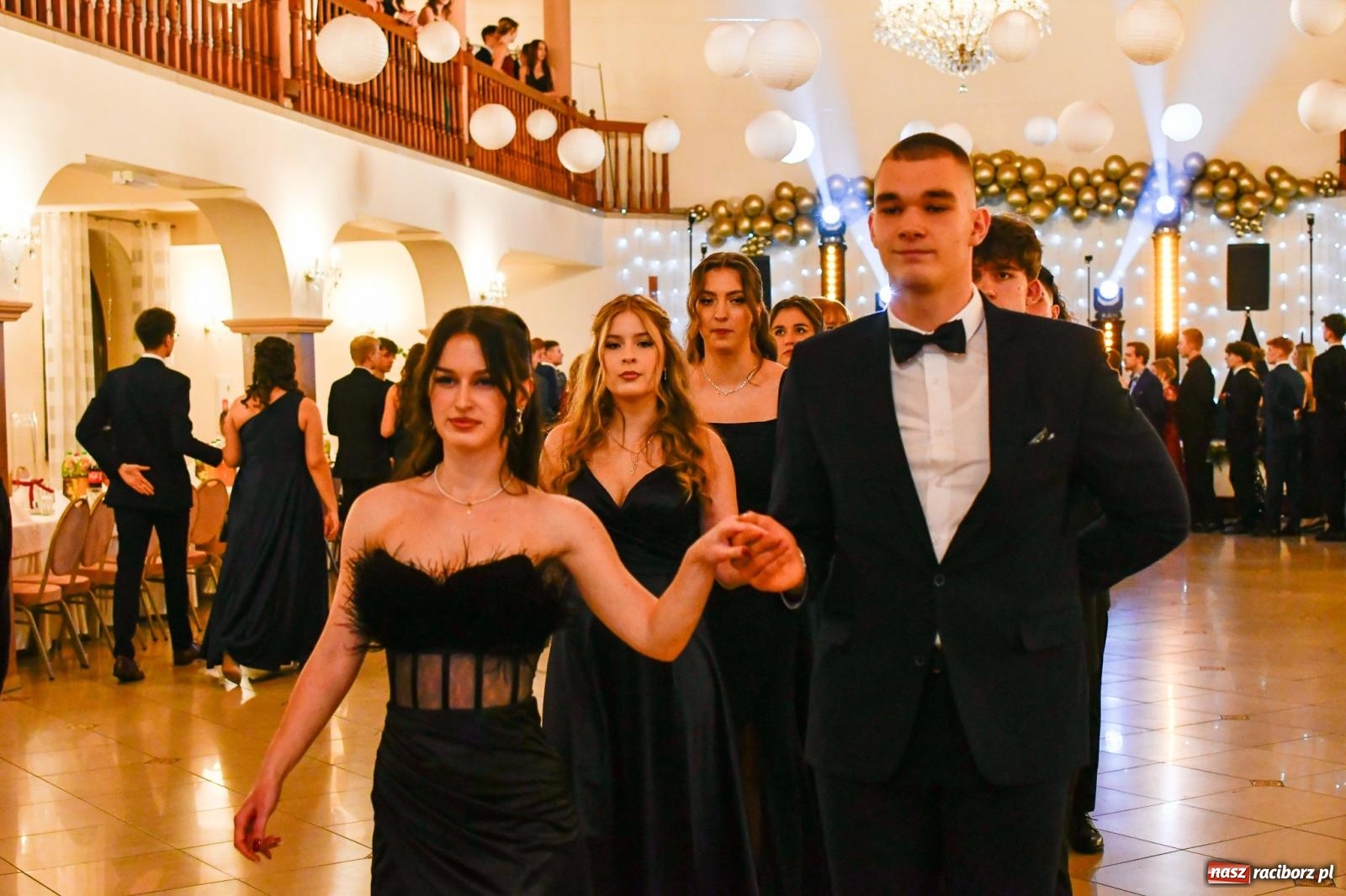 Zdjęcie w galerii na portalu naszraciborz.pl: Studniówka II LO im. Adama Mickiewicza w Raciborzu: blisko 300 osób bawi się w Rogowie wiadomości z regionu