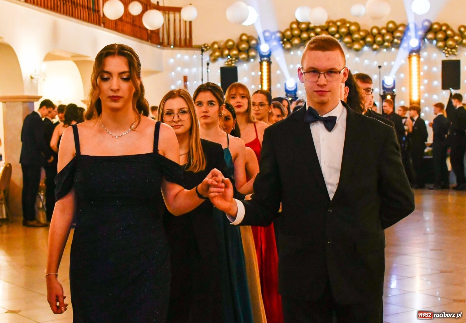 Zdjęcie w galerii na portalu naszraciborz.pl: Studniówka II LO im. Adama Mickiewicza w Raciborzu: blisko 300 osób bawi się w Rogowie wiadomości z regionu