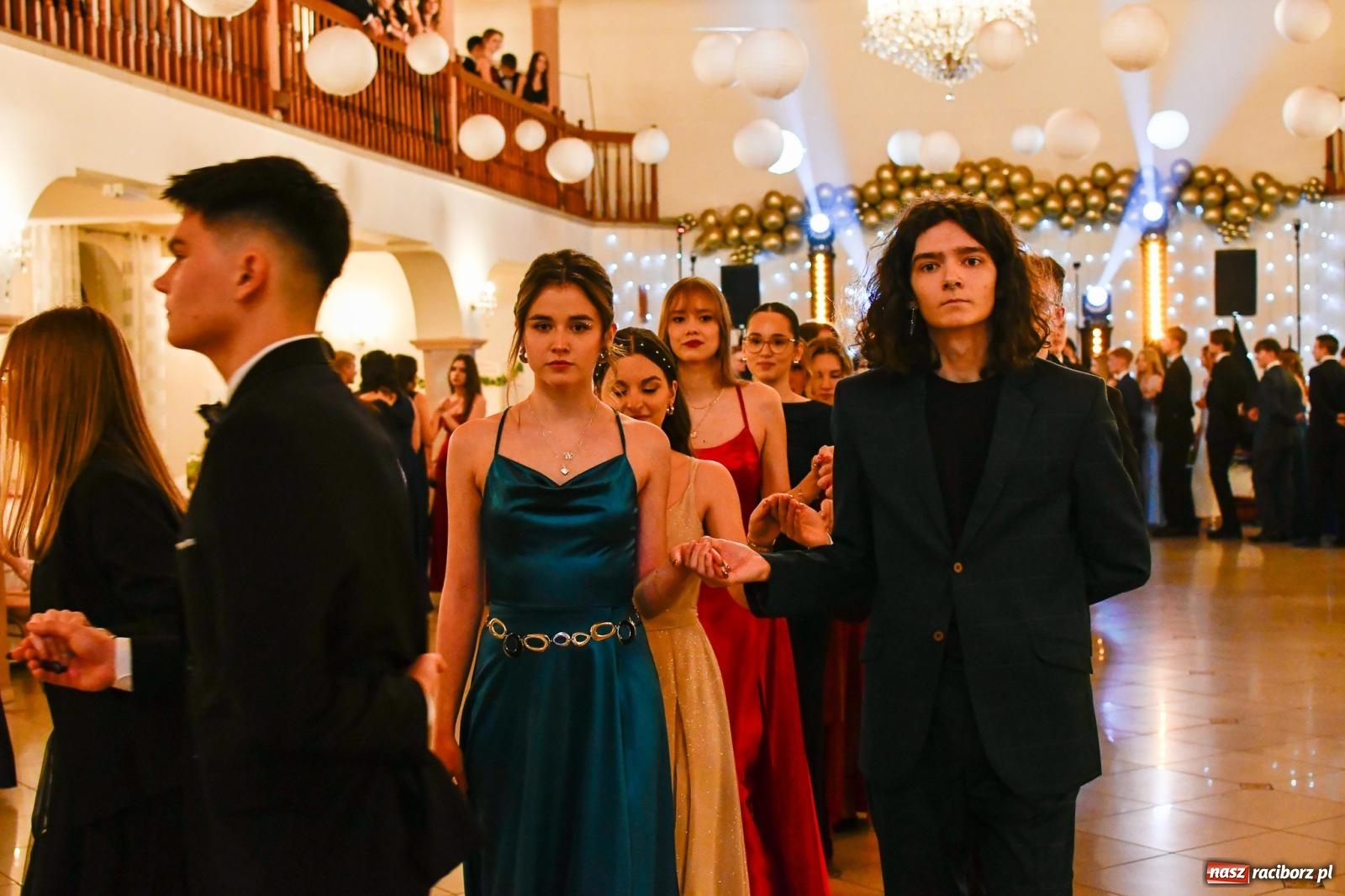 Zdjęcie w galerii na portalu naszraciborz.pl: Studniówka II LO im. Adama Mickiewicza w Raciborzu: blisko 300 osób bawi się w Rogowie wiadomości z regionu