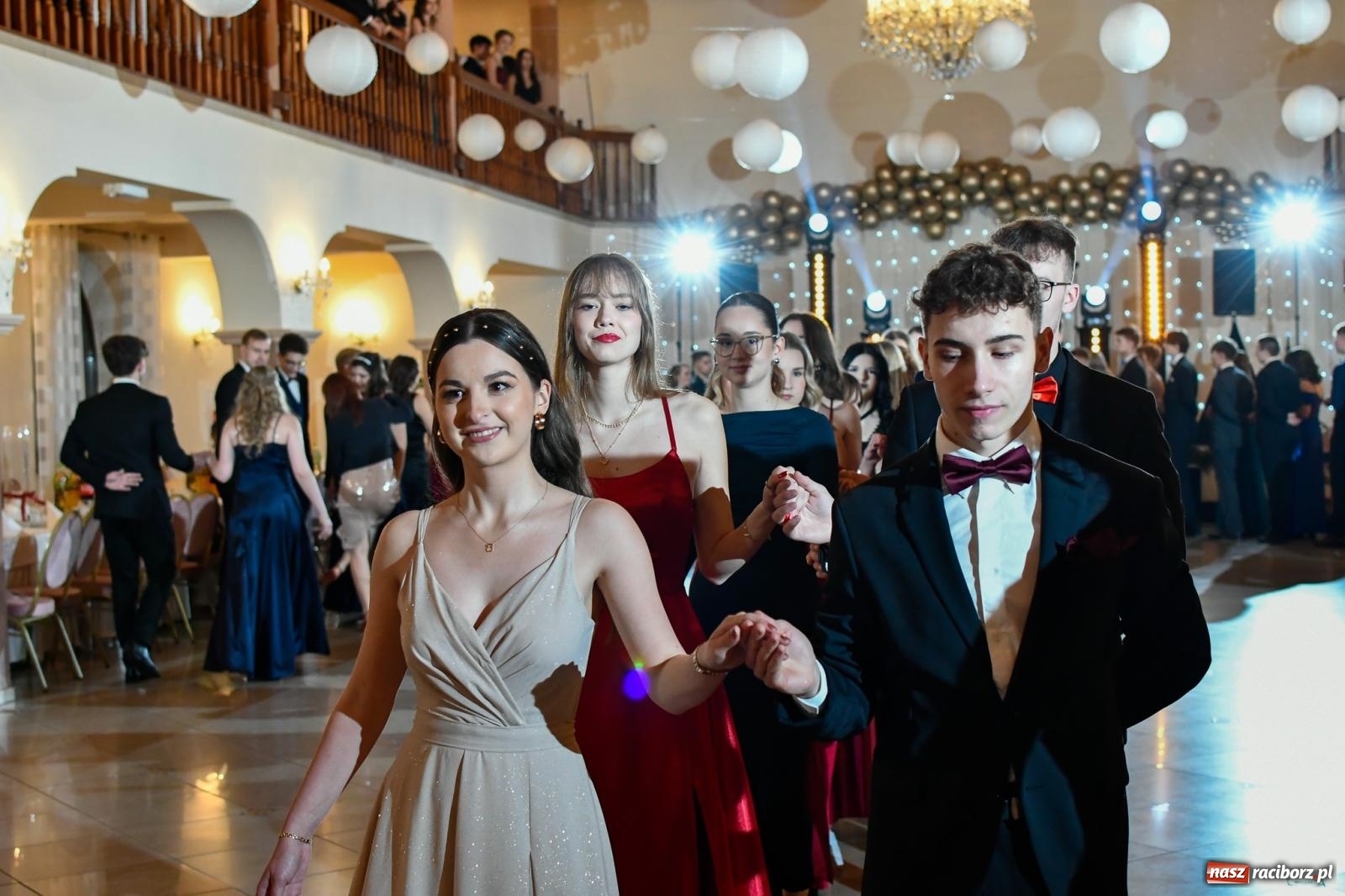 Zdjęcie w galerii na portalu naszraciborz.pl: Studniówka II LO im. Adama Mickiewicza w Raciborzu: blisko 300 osób bawi się w Rogowie wiadomości z regionu