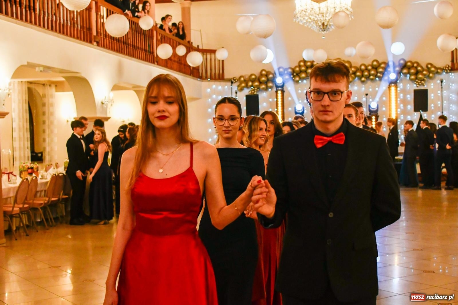 Zdjęcie w galerii na portalu naszraciborz.pl: Studniówka II LO im. Adama Mickiewicza w Raciborzu: blisko 300 osób bawi się w Rogowie wiadomości z regionu