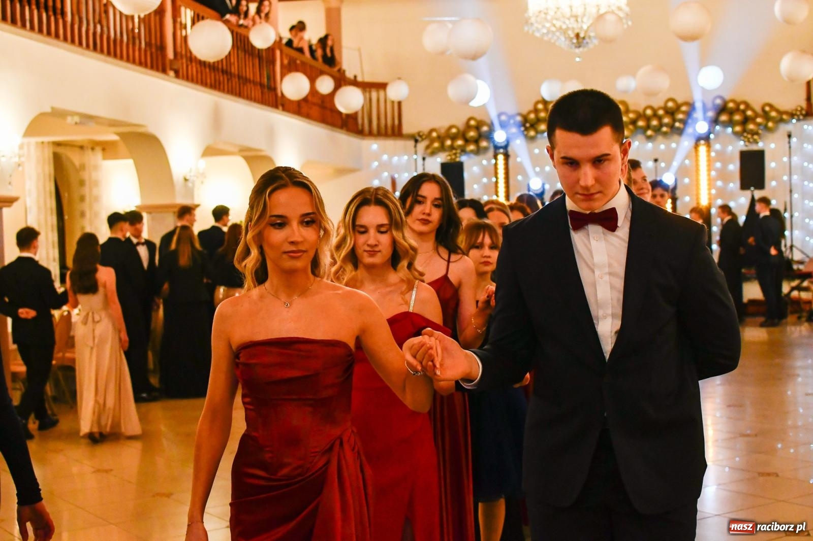 Zdjęcie w galerii na portalu naszraciborz.pl: Studniówka II LO im. Adama Mickiewicza w Raciborzu: blisko 300 osób bawi się w Rogowie wiadomości z regionu