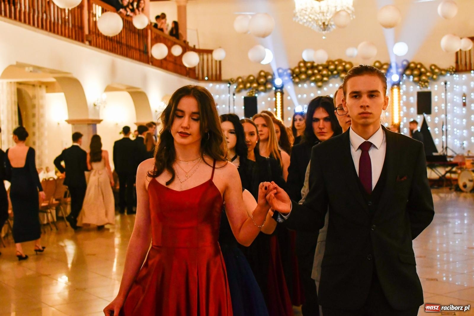 Zdjęcie w galerii na portalu naszraciborz.pl: Studniówka II LO im. Adama Mickiewicza w Raciborzu: blisko 300 osób bawi się w Rogowie wiadomości z regionu