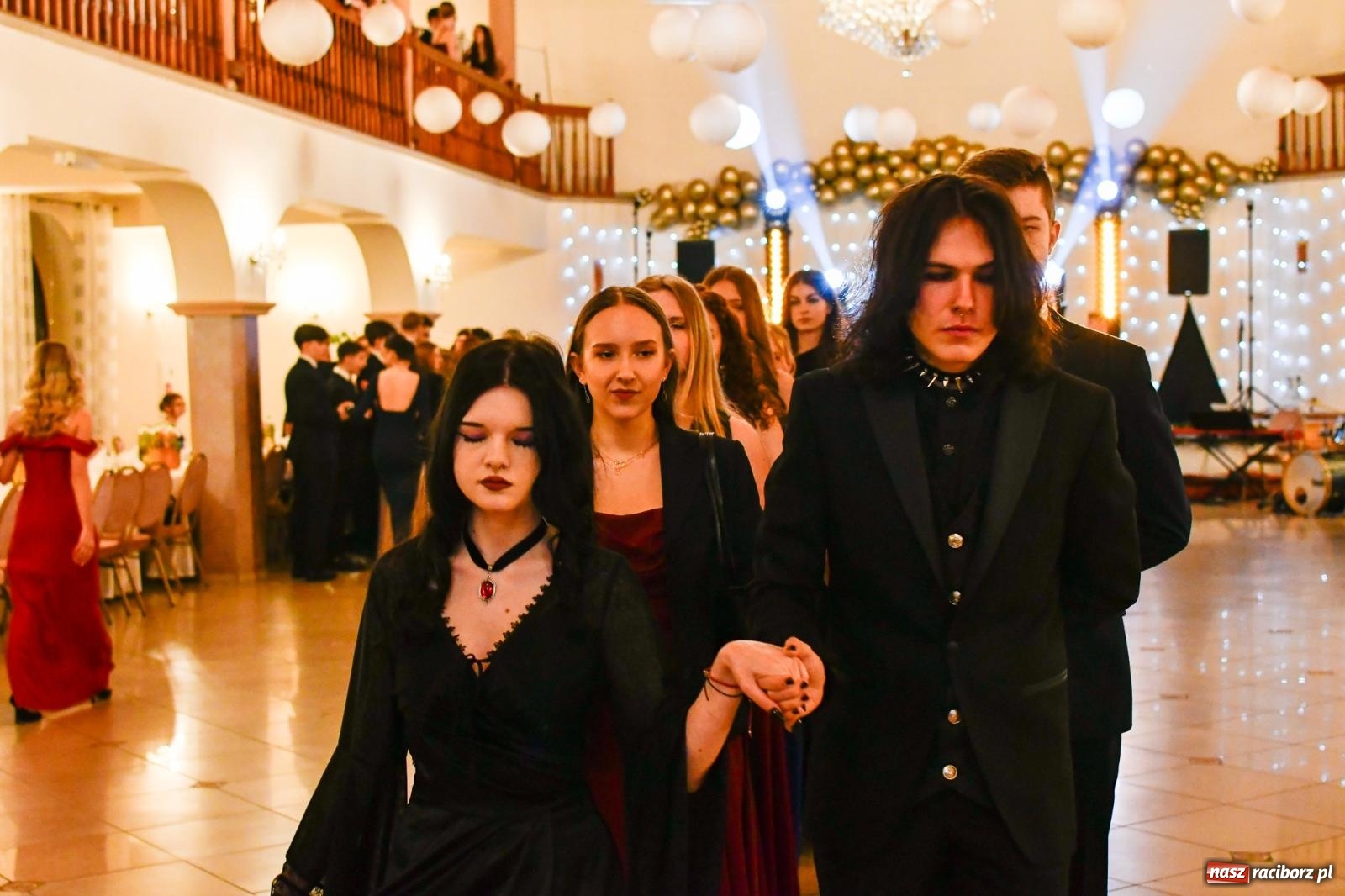 Zdjęcie w galerii na portalu naszraciborz.pl: Studniówka II LO im. Adama Mickiewicza w Raciborzu: blisko 300 osób bawi się w Rogowie wiadomości z regionu