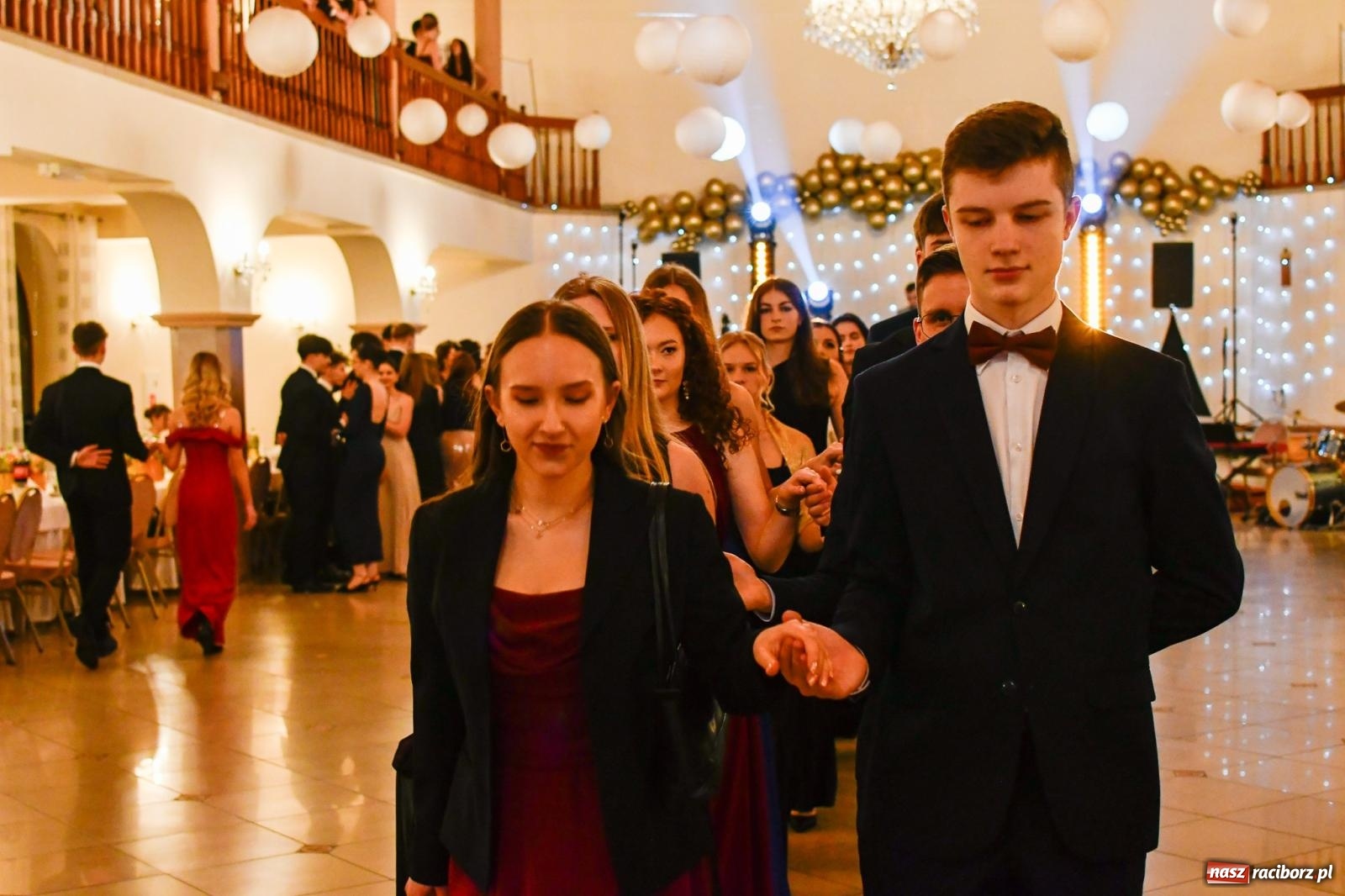 Zdjęcie w galerii na portalu naszraciborz.pl: Studniówka II LO im. Adama Mickiewicza w Raciborzu: blisko 300 osób bawi się w Rogowie wiadomości z regionu