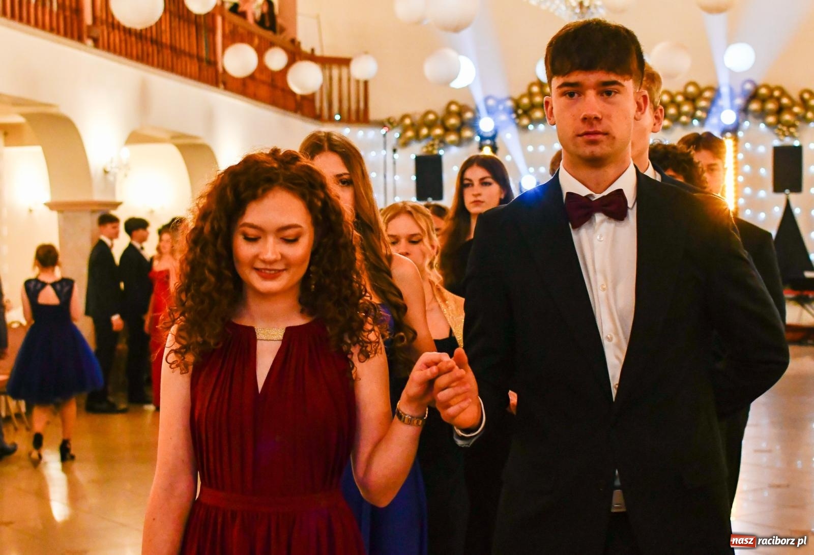 Zdjęcie w galerii na portalu naszraciborz.pl: Studniówka II LO im. Adama Mickiewicza w Raciborzu: blisko 300 osób bawi się w Rogowie wiadomości z regionu