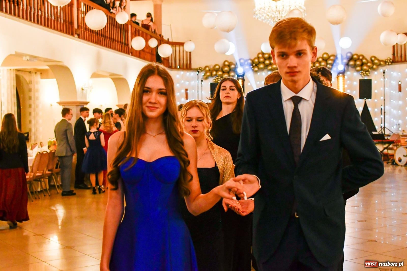 Zdjęcie w galerii na portalu naszraciborz.pl: Studniówka II LO im. Adama Mickiewicza w Raciborzu: blisko 300 osób bawi się w Rogowie wiadomości z regionu