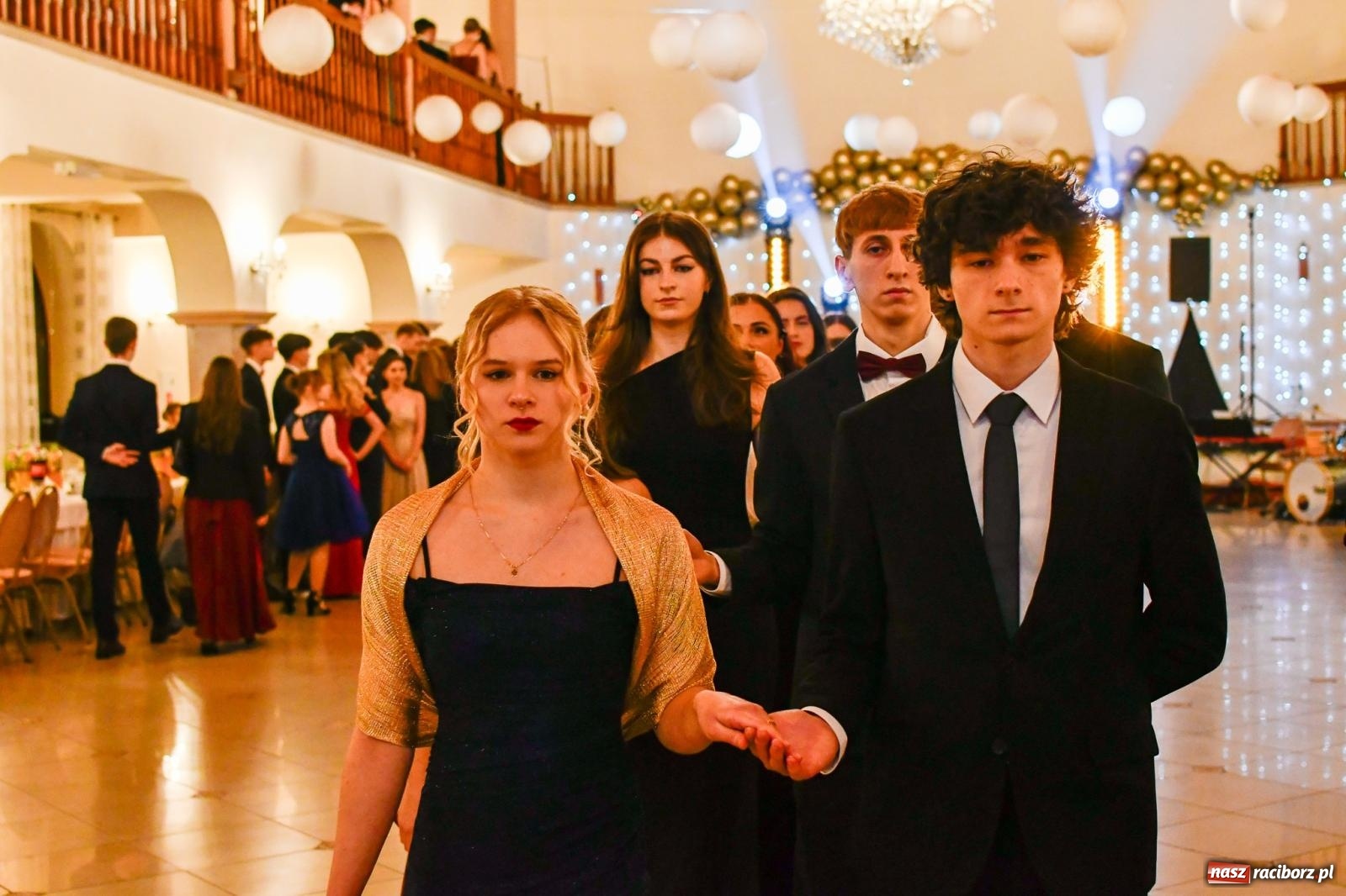 Zdjęcie w galerii na portalu naszraciborz.pl: Studniówka II LO im. Adama Mickiewicza w Raciborzu: blisko 300 osób bawi się w Rogowie wiadomości z regionu