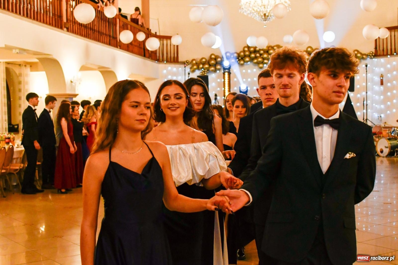 Zdjęcie w galerii na portalu naszraciborz.pl: Studniówka II LO im. Adama Mickiewicza w Raciborzu: blisko 300 osób bawi się w Rogowie wiadomości z regionu