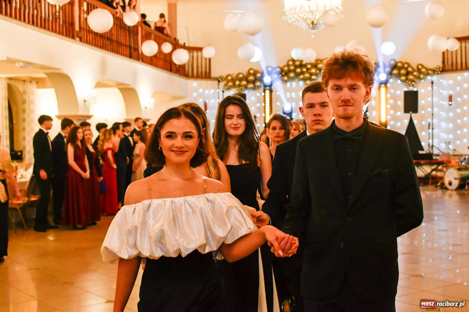 Zdjęcie w galerii na portalu naszraciborz.pl: Studniówka II LO im. Adama Mickiewicza w Raciborzu: blisko 300 osób bawi się w Rogowie wiadomości z regionu