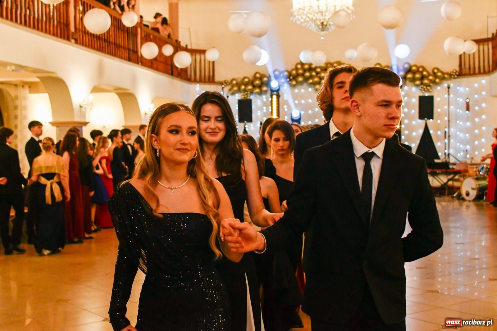 Zdjęcie w galerii na portalu naszraciborz.pl: Studniówka II LO im. Adama Mickiewicza w Raciborzu: blisko 300 osób bawi się w Rogowie wiadomości z regionu