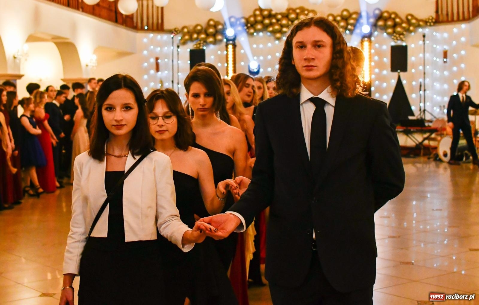 Zdjęcie w galerii na portalu naszraciborz.pl: Studniówka II LO im. Adama Mickiewicza w Raciborzu: blisko 300 osób bawi się w Rogowie wiadomości z regionu