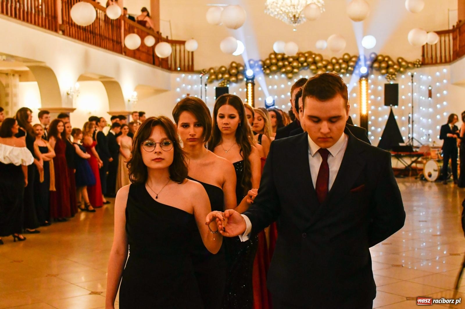 Zdjęcie w galerii na portalu naszraciborz.pl: Studniówka II LO im. Adama Mickiewicza w Raciborzu: blisko 300 osób bawi się w Rogowie wiadomości z regionu