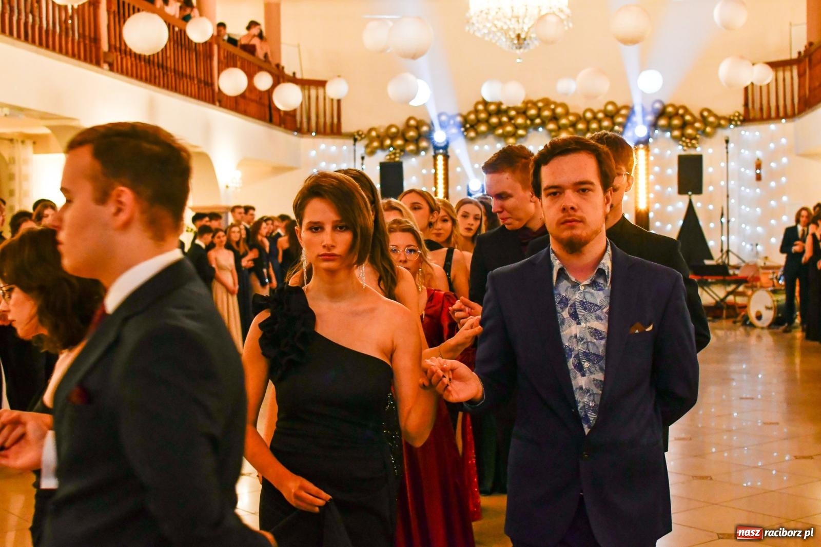 Zdjęcie w galerii na portalu naszraciborz.pl: Studniówka II LO im. Adama Mickiewicza w Raciborzu: blisko 300 osób bawi się w Rogowie wiadomości z regionu