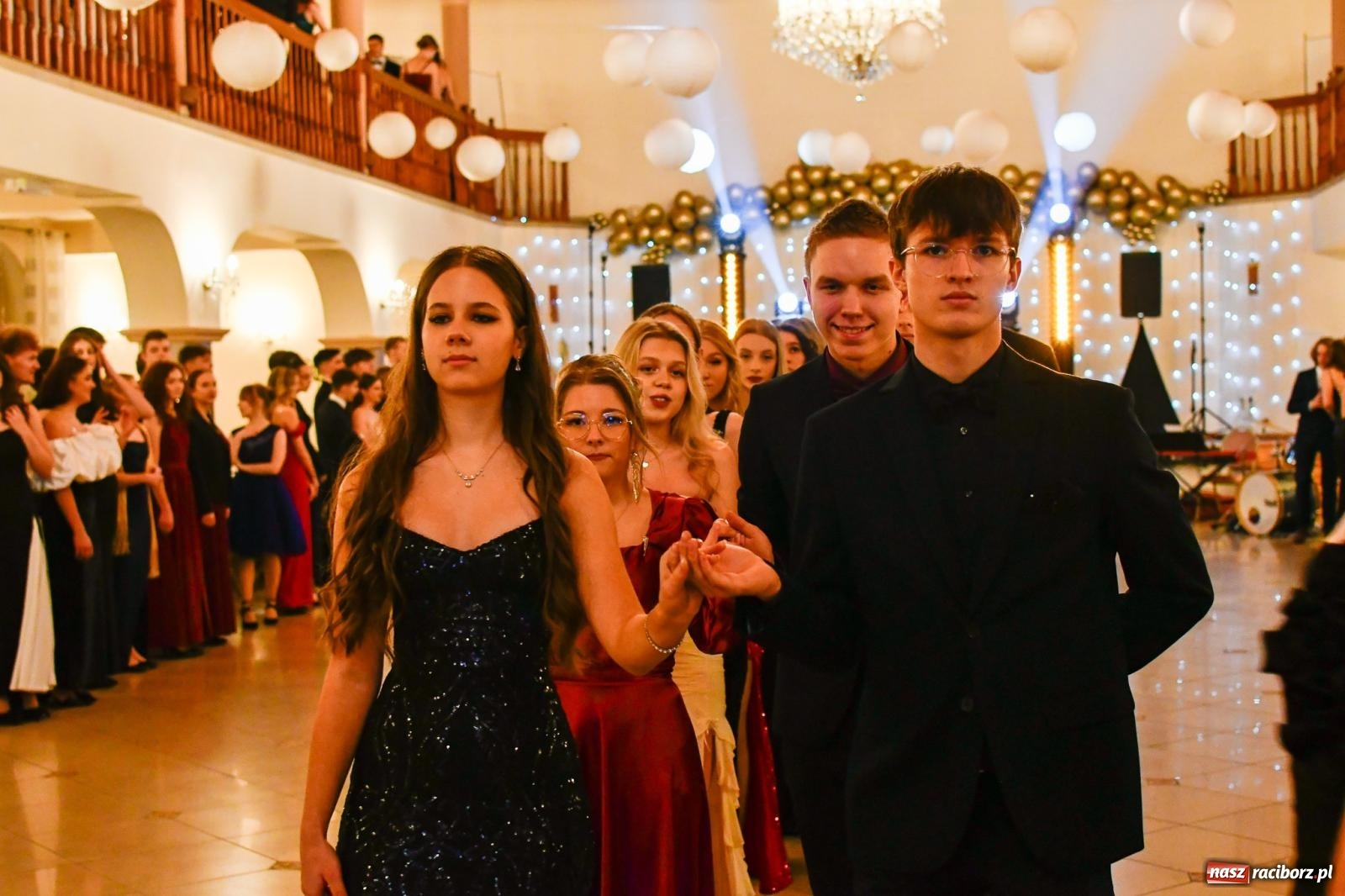 Zdjęcie w galerii na portalu naszraciborz.pl: Studniówka II LO im. Adama Mickiewicza w Raciborzu: blisko 300 osób bawi się w Rogowie wiadomości z regionu