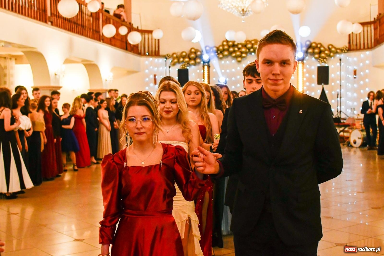 Zdjęcie w galerii na portalu naszraciborz.pl: Studniówka II LO im. Adama Mickiewicza w Raciborzu: blisko 300 osób bawi się w Rogowie wiadomości z regionu