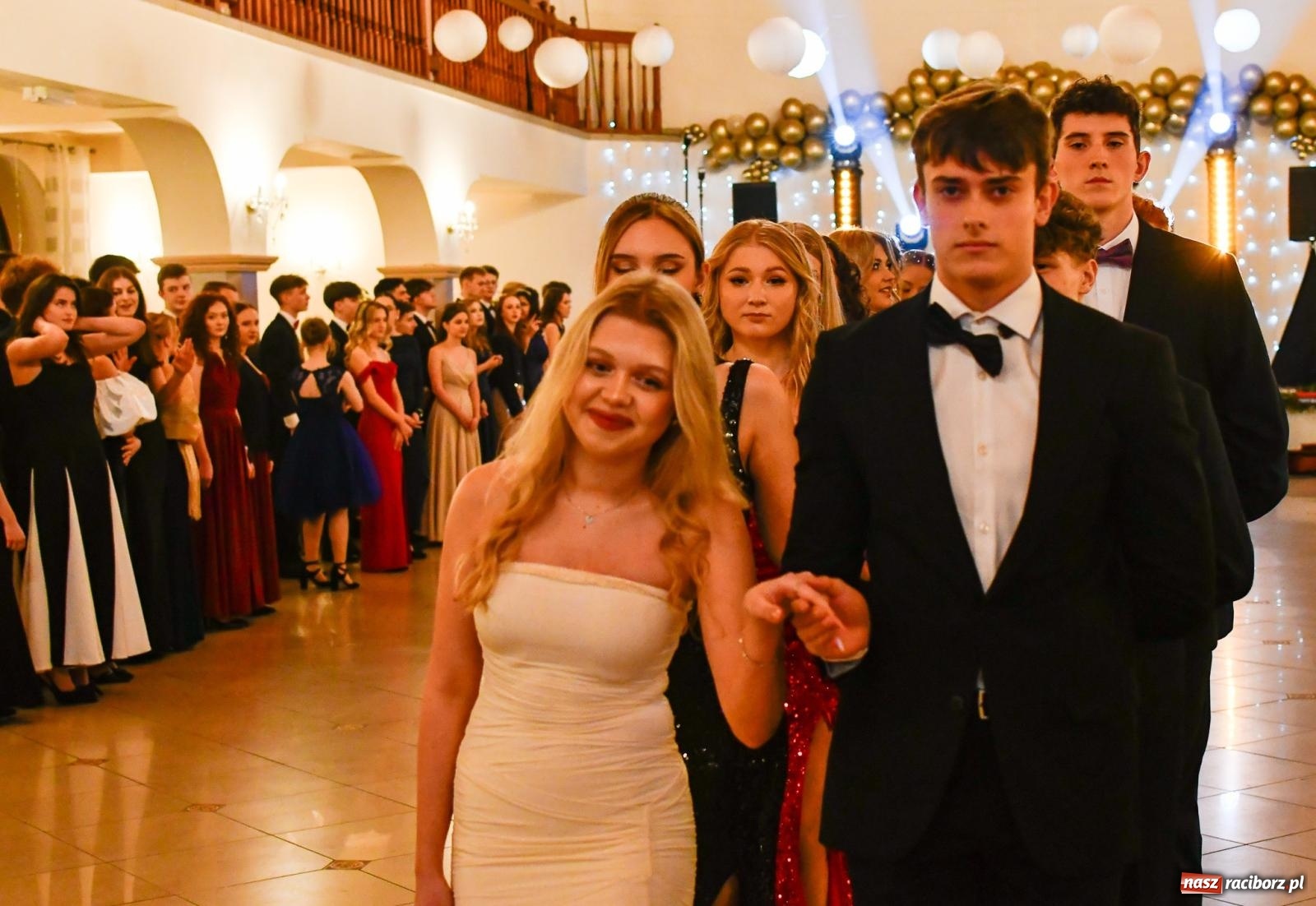 Zdjęcie w galerii na portalu naszraciborz.pl: Studniówka II LO im. Adama Mickiewicza w Raciborzu: blisko 300 osób bawi się w Rogowie wiadomości z regionu