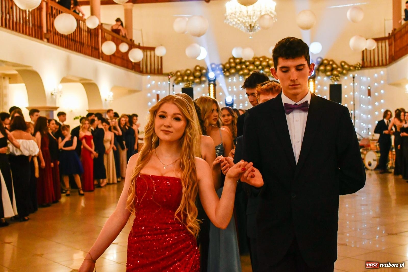 Zdjęcie w galerii na portalu naszraciborz.pl: Studniówka II LO im. Adama Mickiewicza w Raciborzu: blisko 300 osób bawi się w Rogowie wiadomości z regionu