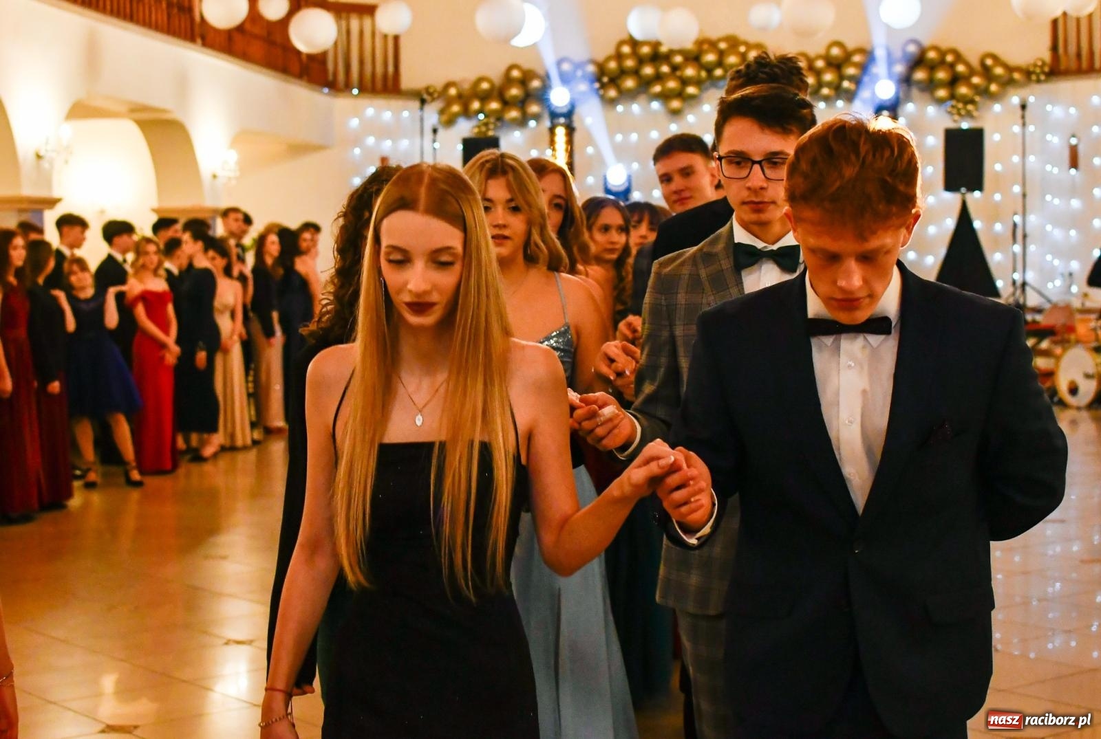 Zdjęcie w galerii na portalu naszraciborz.pl: Studniówka II LO im. Adama Mickiewicza w Raciborzu: blisko 300 osób bawi się w Rogowie wiadomości z regionu